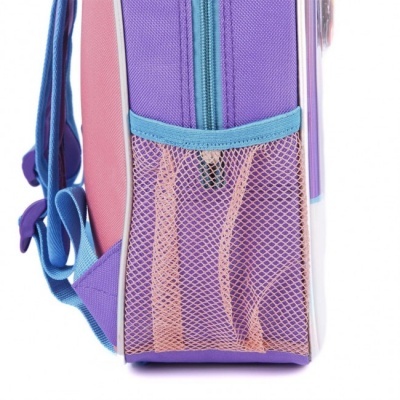 Mochila lateral com bolso em rede azul, tecido roxo e rosa e zíper azul