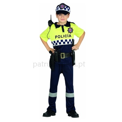 Criança em fato de polícia com camisa amarela fluorescente, calças azuis e boné xadrez