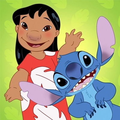 Ilustração colorida de uma criança sorridente e uma criatura azul com grandes orelhas, fundo amarelo com verde