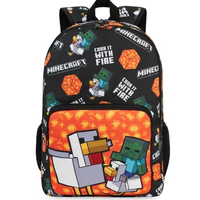 Mochila preta com padrão Minecraft e bolso laranja com personagens pixelizados.