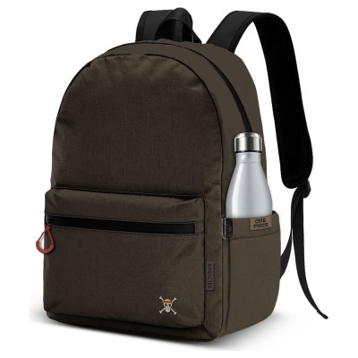 Mochila castanha com bolso frontal e garrafa prateada no bolso lateral