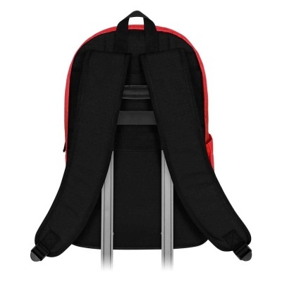 Mochila vermelha e preta com alças acolchoadas, presa a mala com carrinho de metal.