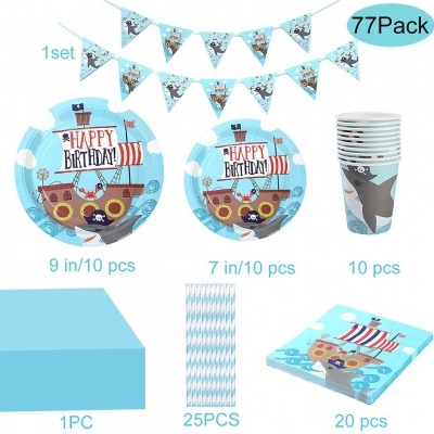 Conjunto de festa temática pirata com pratos, copos, bandeirolas, guardanapos e toalha azul