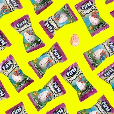 Pacotes coloridos de rebuçados Fini Dungus Bubble Gum Chiclet sobre fundo amarelo