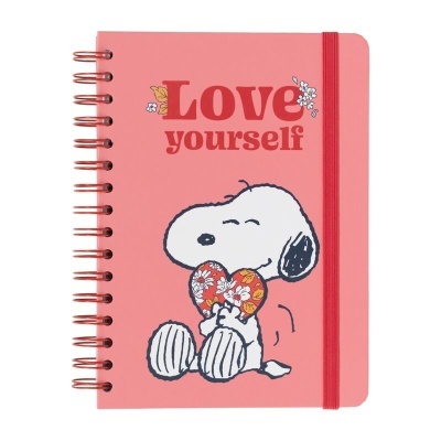Caderno rosa com ilustração do Snoopy e texto Love yourself