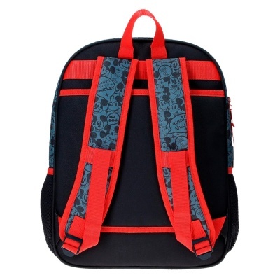 Mochila preta com detalhes vermelhos e alças com padrão de caveiras azul escuro