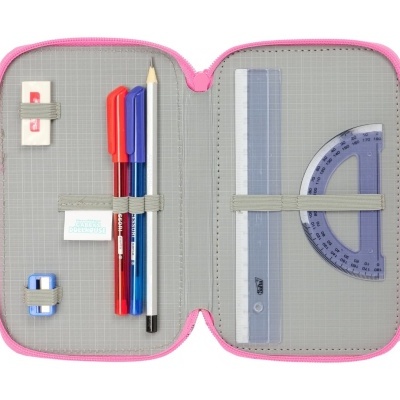 Estojo escolar aberto com material de desenho e escrita