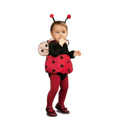 Criança com fantasia de joaninha vermelha com pontos pretos, asas transparentes e meia-calça vermelha
