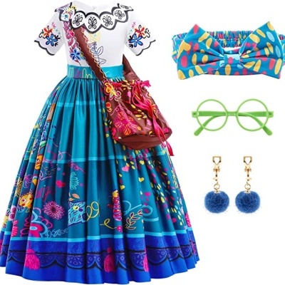 Conjunto infantil com vestido azul florido, blusa branca, mala castanha, bandana colorida, óculos verdes e brincos com pompons azuis