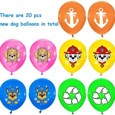 Balões coloridos com desenhos de cães, âncoras e símbolo de reciclagem