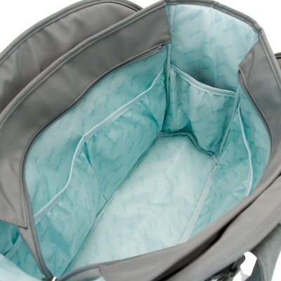 Interior de mala cinzenta com forro azul claro e bolsos internos