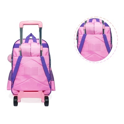mochila rosa com carrinho de rodas preto e detalhes roxos
