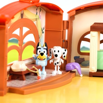 Casinha de brinquedo de plástico com dois bonecos de cães e móveis pequenos interiores