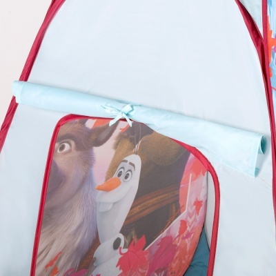 Tenda infantil azul claro com bordas vermelhas e desenho das personagens Olaf e Sven do Frozen
