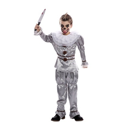 Criança com fantasia de palhaço cinzento e faca falsa