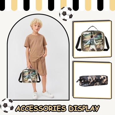 Rapaz loiro com conjunto castanho claro e acessórios de futebol coloridos.