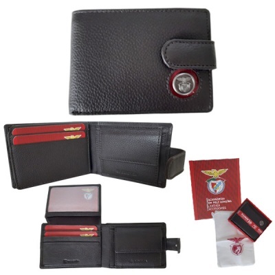Carteira em pele preta com fecho, cartões vermelhos e embalagem com emblema de clube de futebol
