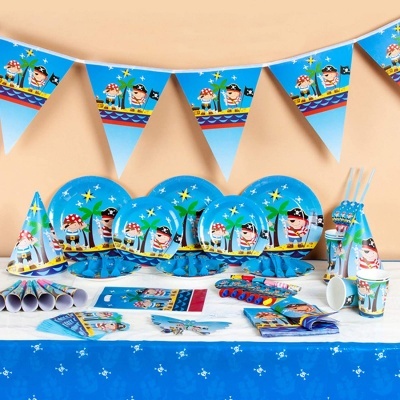 Artigos de festa infantil temáticos de piratas, azul e branco.