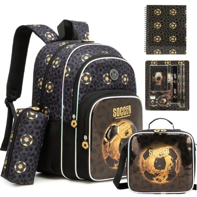 Conjunto escolar com mochila, bolsa térmica, estojo, caderno e material escolar com padrão de bolas de futebol e texto Soccer Championship.