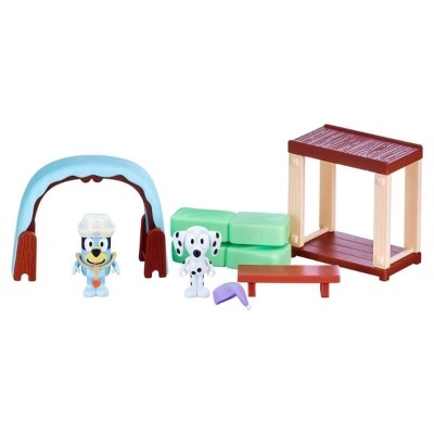 Conjunto de brinquedos com personagens caninos, móveis pequenos e acessórios coloridos