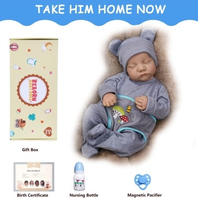 Boneco bebé realista com acessórios e caixa de presente em fundo branco