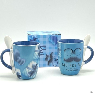 Duas canecas azuis com colheres nas pegas e caixa azul ao fundo