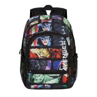 Mochila preta com estampado colorido dos Avengers e texto AVENGERS