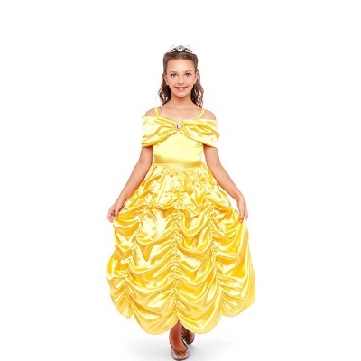 Criança com vestido amarelo de princesa e tiara