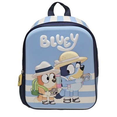 Mochila azul claro com personagens animados e texto 'BLUEY'