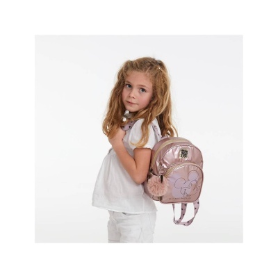 menina com mochila infantil rosa metalizada e pompom