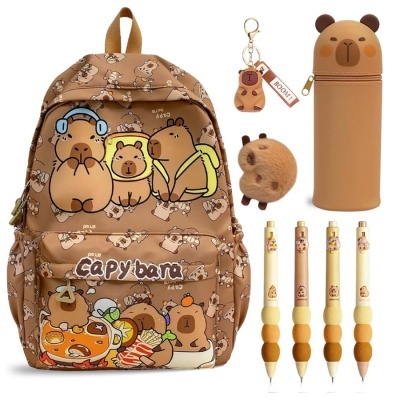 Conjunto castanho com mochila decorada com capivaras, 4 lápis de cor, estojo com rosto de capivara, chaveiro e bola felpuda castanha.
