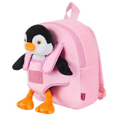 Mochila rosa com peluche de pinguim e texto 'Be my friend' na frente