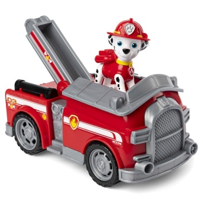 Carro de bombeiros brinquedo vermelho com figura de cão bombeiro.