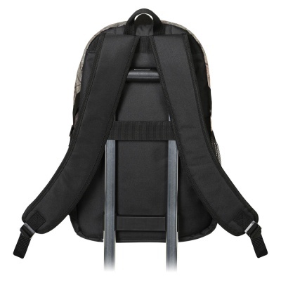 Mochila preta com alças largas sobre estrutura metálica prateada