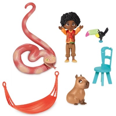 Brinquedos com figura humana, cobra, papagaio, cadeira e rede de cor vermelha