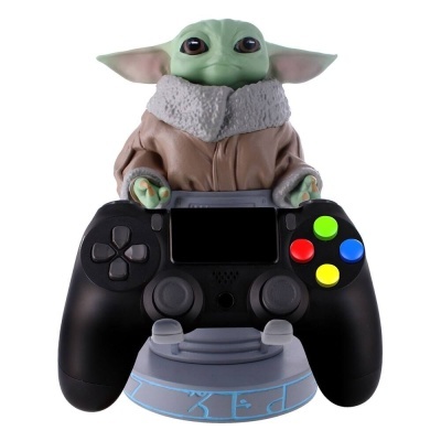 Figura de bebé Yoda segurando comando de videojogos colorido