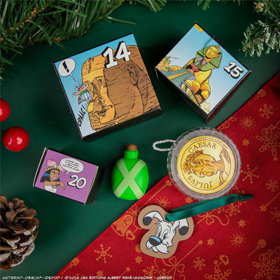 Caixas de jogo de tabuleiro da banda desenhada Asterix, mini garrafa, moeda de plástico, ornamento de cão e decoração natalícia