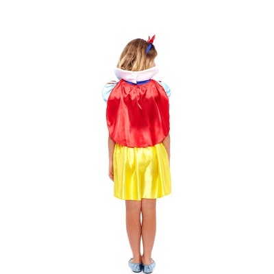 Criança de costas com fantasia de princesa colorida