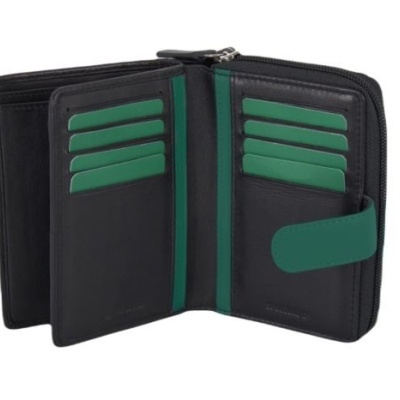 Carteira preta e verde em pele aberta com compartimentos para cartões