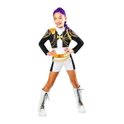 Fato infantil branco, preto e dourado com padrão de correntes douradas e botas brancas