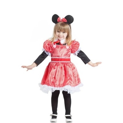 Menina com vestido cor-de-rosa de bolinhas, camisa preta, meias pretas, sapatos brancos e touca com orelhas