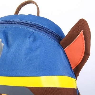 Parte superior de mochila azul com orelha castanha e detalhe laranja