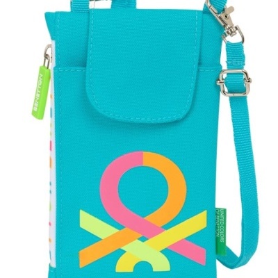 Bolsa azul turquesa com padrão colorido e etiqueta BENETTON