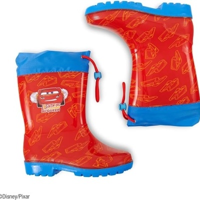 Botas de chuva vermelhas e azuis com padrão e imagem do Lightning McQueen