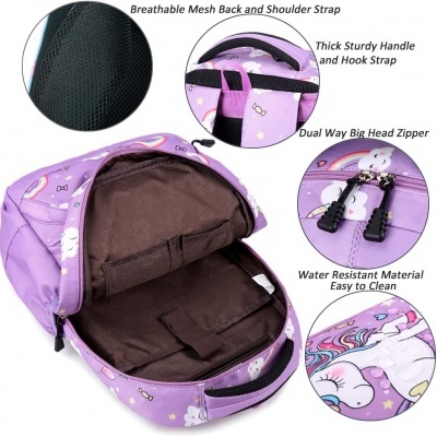 Mochila lilás com unicórnios e arco-íris com interior castanho aberta mostrando fecho duplo e alças com malha respirável