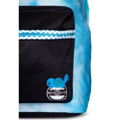 Mochila tie-dye azul claro com bolso preto e logo de tartaruga azul