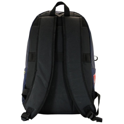 Mochila preta vista de trás com alças acolchoadas