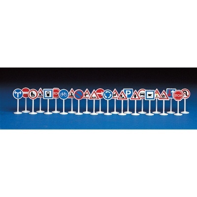 Conjunto miniatura sinais trânsito diversas cores e símbolos em superfície azul