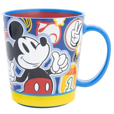 Caneca cerâmica decorada com Mickey Mouse colorido em fundo azul e amarelo.