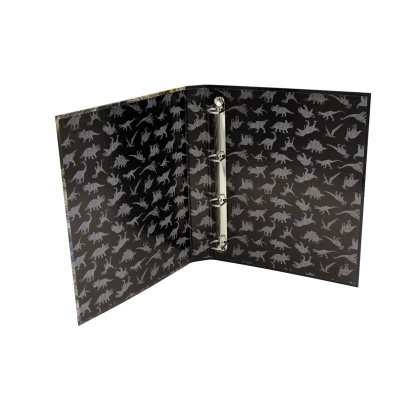 Caderno de argolas preto com padrão de dinossauros cinzentos